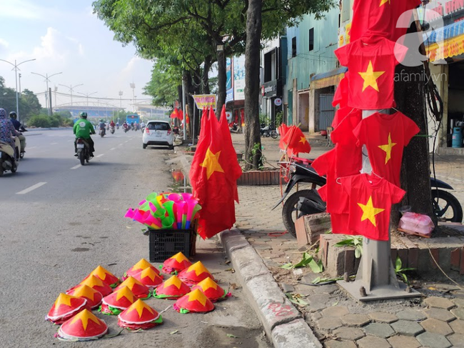 Không khí trước trận tuyển Việt Nam vs Malaysia: Phe vé xuống giá nài nỉ người mua, dân đứng nắng bán áo và cờ đỏ sao vàng - Ảnh 11.