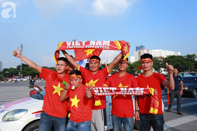 Sân Mỹ Đình trước trận gặp Malaysia: Phe vé giảm giá sâu đến cả triệu đồng/cặp  - Ảnh 13.