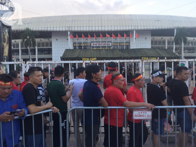 CĐV 'nhuộm đỏ' trước sân Mỹ Đình, tiếp sức ĐT Việt Nam so tài ĐT Malaysia - Ảnh 7.