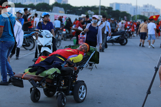 Hàng ngàn CĐV 'nhuộm đỏ' trước Mỹ Đình, sẵn sàng tiếp lửa cho tuyển Việt Nam đối đầu Malaysia - Ảnh 17.