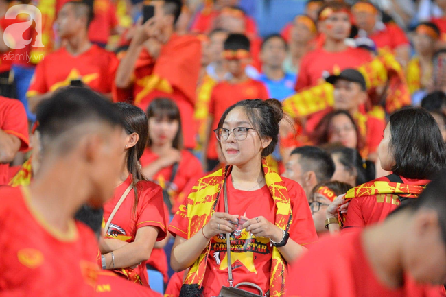 Hàng ngàn CĐV 'nhuộm đỏ' sân Mỹ Đình, hồi hộp chờ đợi tuyển Việt Nam ghi bàn thắng vào lưới Malaysia - Ảnh 4.