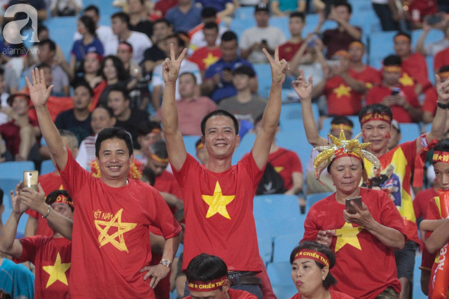 Hàng ngàn CĐV 'nhuộm đỏ' sân Mỹ Đình, hồi hộp chờ đợi tuyển Việt Nam ghi bàn thắng vào lưới Malaysia - Ảnh 5.