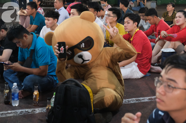 Người Sài Gòn dẫn theo con nhỏ, bận cosplay &quot;gấu&quot; háo hức chờ xem Việt Nam đấu Malaysia - Ảnh 7.
