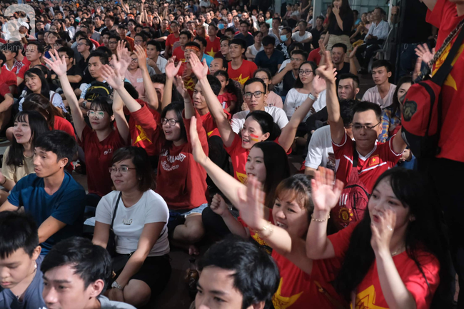 Hàng triệu CĐV vỡ òa khi Quang Hải sút tung lưới Malaysia, 1-0 dành cho đội tuyển Việt Nam - Ảnh 3.