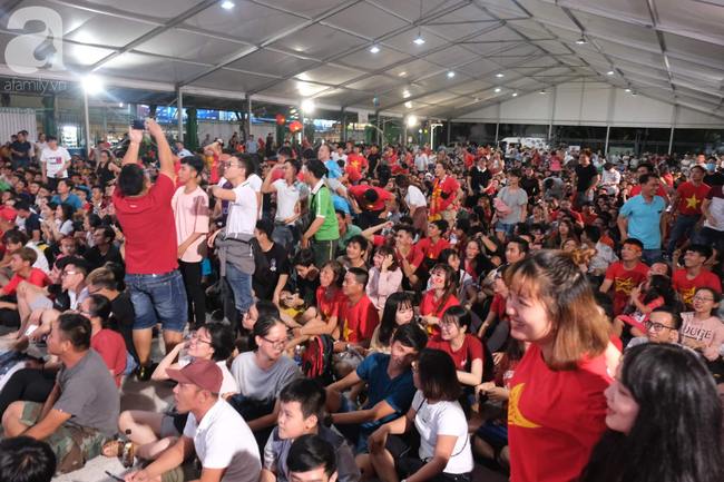 Hàng triệu CĐV vỡ òa khi Quang Hải sút tung lưới Malaysia, 1-0 dành cho đội tuyển Việt Nam - Ảnh 5.