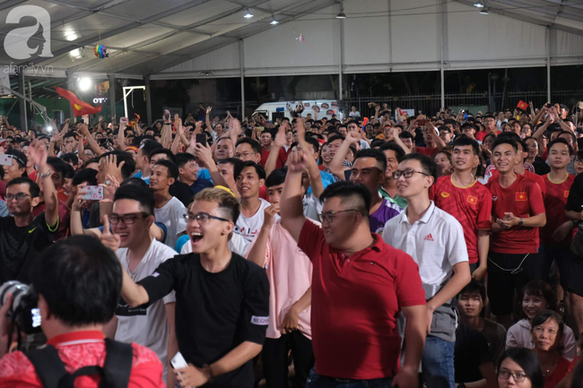 Hàng triệu CĐV vỡ òa khi Quang Hải sút tung lưới Malaysia, 1-0 dành cho đội tuyển Việt Nam - Ảnh 4.