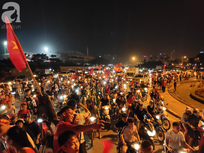 Hàng ngàn CĐV xuống đường &quot;đi bão&quot;, ăn mừng chiến thắng 1-0 của tuyển Việt Nam trước Malaysia - Ảnh 1.