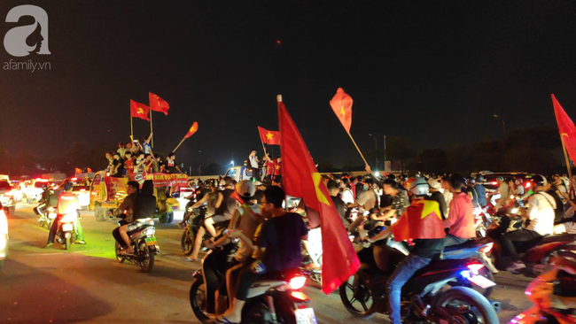 Hàng ngàn CĐV xuống đường &quot;đi bão&quot;, ăn mừng chiến thắng 1-0 của tuyển Việt Nam trước Malaysia - Ảnh 2.