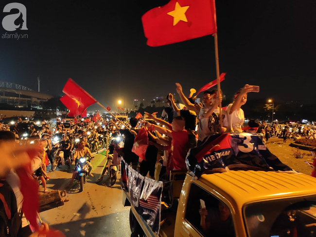 Hàng ngàn CĐV xuống đường &quot;đi bão&quot;, ăn mừng chiến thắng 1-0 của tuyển Việt Nam trước Malaysia - Ảnh 5.