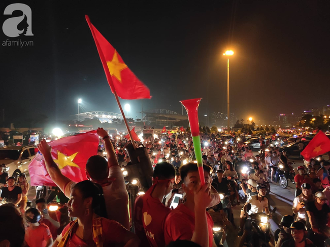 Hàng ngàn CĐV xuống đường &quot;đi bão&quot;, ăn mừng chiến thắng 1-0 của tuyển Việt Nam trước Malaysia - Ảnh 6.