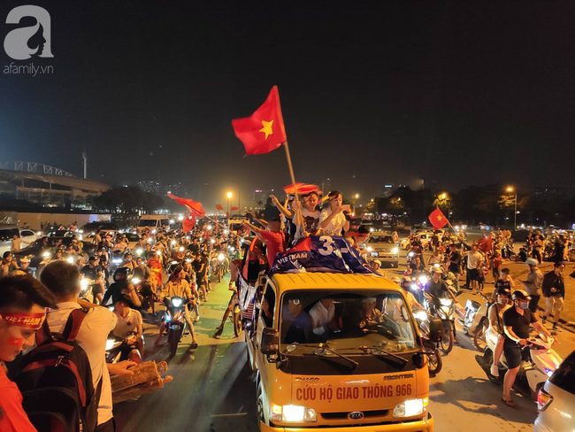 Hàng ngàn CĐV xuống đường &quot;đi bão&quot;, ăn mừng chiến thắng 1-0 của tuyển Việt Nam trước Malaysia - Ảnh 8.