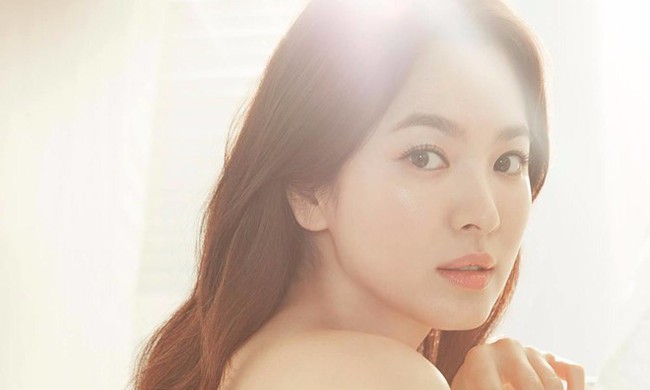 Vừa được báo Anh bình chọn là mỹ nhân hàng đầu Hàn Quốc, Song Hye Kyo lại nhận mưa lời khen vì hành động này - Ảnh 2.