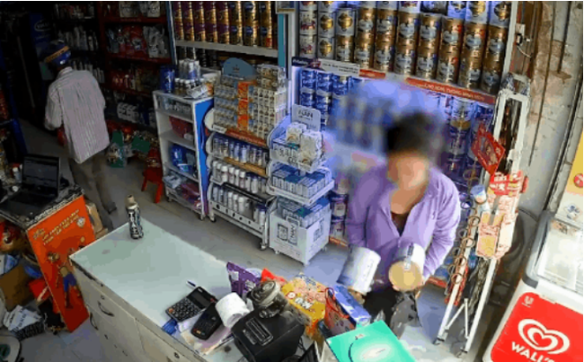 Vào mua nước và bỉm, cặp đôi trung niên dàn cảnh cho nhau trộm luôn 4 hộp sữa ngay trước mặt 2 nhân viên bán hàng - Ảnh 3.