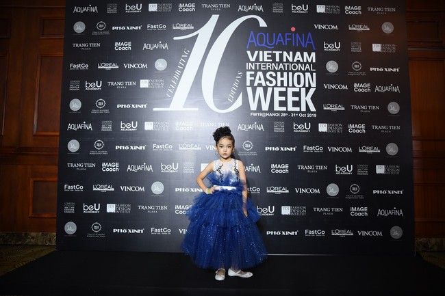 Hoa hậu Hoàn vũ nhí Bảo Anh và mẫu một tay Hà Phương gây ấn tượng ngay trong ngày họp báo Tuần lễ thời trang Việt Nam 2019 - Ảnh 3.