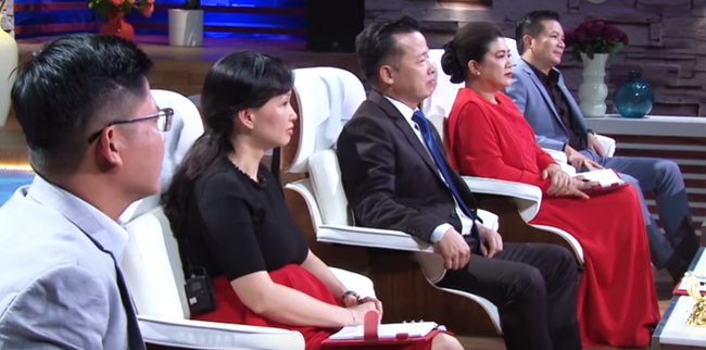 Fan hâm mộ để ý trang phục của Shark Liên khi ngồi ghế nóng Thương vụ bạc tỷ, điểm chung thú vị nằm ở màu sắc váy - Ảnh 5. Fan hâm mộ để ý trang phục của Shark Liên khi ngồi ghế nóng Thương vụ bạc tỷ, điểm chung thú vị nằm ở màu sắc váy - Ảnh 5.