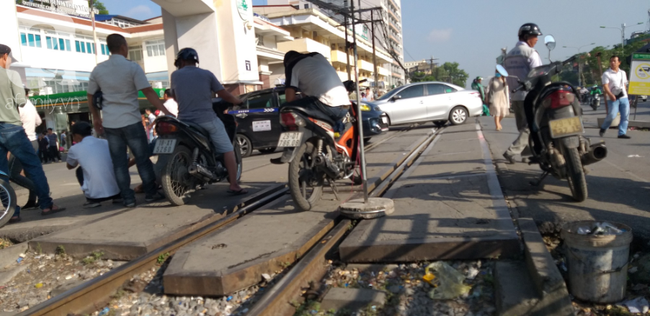 Hà Nội: Bệnh nhân bất chấp tính mạng ngồi ăn vặt, trà đá ngay trên đường tàu trước cổng bệnh viện  - Ảnh 6.