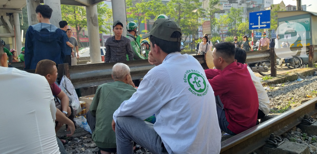 Hà Nội: Bệnh nhân bất chấp tính mạng ngồi ăn vặt, trà đá ngay trên đường tàu trước cổng bệnh viện  - Ảnh 7.