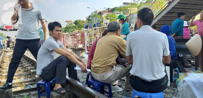 Hà Nội: Bệnh nhân bất chấp tính mạng ngồi ăn vặt, trà đá ngay trên đường tàu trước cổng bệnh viện  - Ảnh 8.