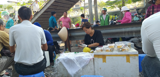 Hà Nội: Bệnh nhân bất chấp tính mạng ngồi ăn vặt, trà đá ngay trên đường tàu trước cổng bệnh viện  - Ảnh 9.