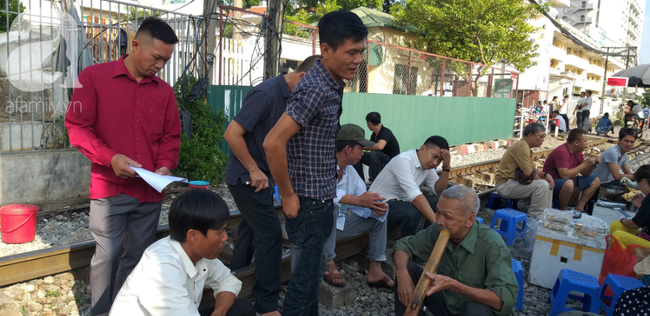 Hà Nội: Bệnh nhân bất chấp tính mạng ngồi ăn vặt, trà đá ngay trên đường tàu trước cổng bệnh viện  - Ảnh 10.
