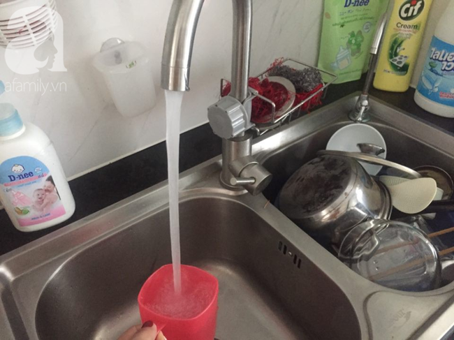 Nước sinh hoạt tại gia đình anh Đ. ở HH1A Linh Đàm có mùi khó chịu