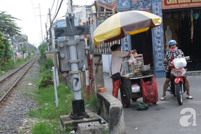 Phố đường Tàu ở Sài Gòn: Hàng rào kiên cố, người dân vui vẻ... trồng rau, nuôi gà, chụp hình &quot;sống ảo&quot; - Ảnh 6.