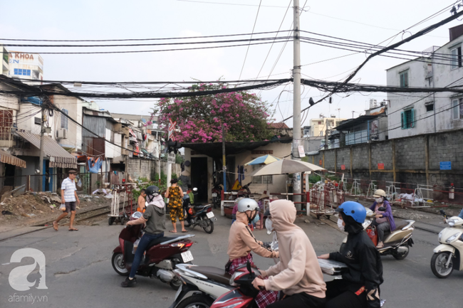 Phố đường Tàu ở Sài Gòn: Hàng rào kiên cố, người dân vui vẻ... trồng rau, nuôi gà, chụp hình &quot;sống ảo&quot; - Ảnh 8.