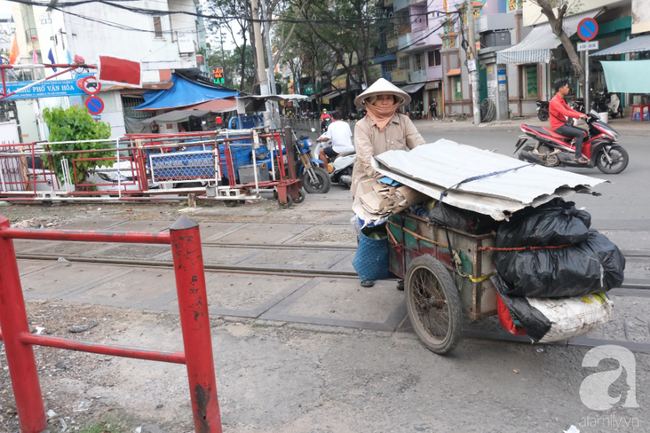 Phố đường Tàu ở Sài Gòn: Hàng rào kiên cố, người dân vui vẻ... trồng rau, nuôi gà, chụp hình &quot;sống ảo&quot; - Ảnh 11.
