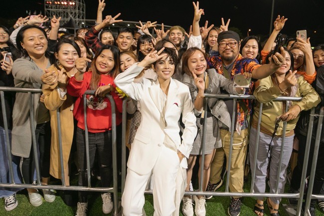 Thăng hoa trên sân khấu Asia Song Festival, Vũ Cát Tường ghi điểm với fan quốc tế bằng chất giọng "khủng" - Ảnh 8. Thăng hoa trên sân khấu Asia Song Festival, Vũ Cát Tường ghi điểm với fan quốc tế bằng chất giọng "khủng" - Ảnh 8.