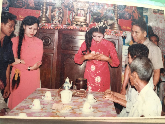 Đám cưới 25 năm trước của cô gái Đồng Tháp: Lấy anh hàng xóm vì được tặng trứng vịt mỗi ngày, thay đến 6 cái váy lộng lẫy - Ảnh 2.