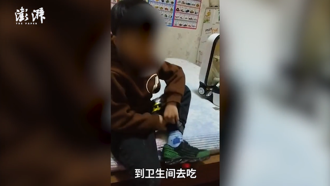 Trẻ mẫu giáo ăn chậm bị cô giáo ép vào nhà vệ sinh ăn tiếp, đại diện nhà trường xin lỗi nhưng vẫn khiến phụ huynh phẫn nộ - Ảnh 3. Trẻ mẫu giáo ăn chậm bị cô giáo ép vào nhà vệ sinh ăn tiếp, đại diện nhà trường xin lỗi nhưng vẫn khiến phụ huynh phẫn nộ - Ảnh 3.