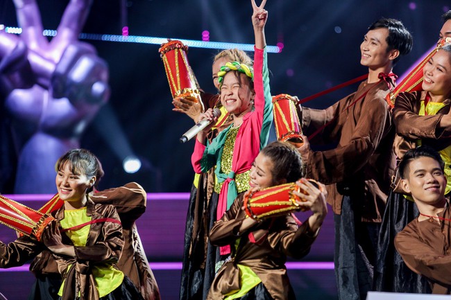 The Voice Kids: Hát nhạc của Lara Fabian, học trò Hương Giang khiến khán giả trầm trồ với màn trình diễn xuất thần - Ảnh 9. The Voice Kids: Hát nhạc của Lara Fabian, học trò Hương Giang khiến khán giả trầm trồ với màn trình diễn xuất thần - Ảnh 9.