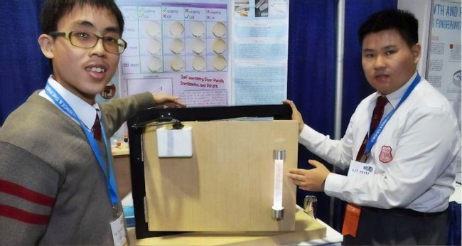 Sinh viên Trung Quốc phát minh ra tay nắm cửa tự khử trùng bằng tia cực tím - Ảnh 2.