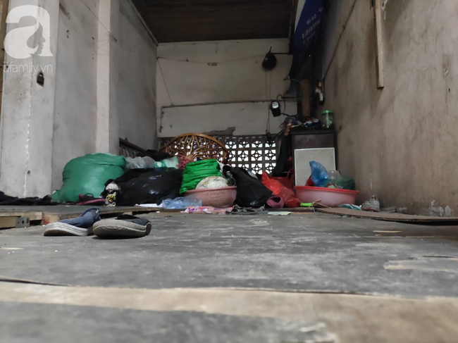 C&ocirc; b&eacute; ngồi vỉa h&egrave; phối đồ &ldquo;chất&rdquo; như d&acirc;n s&agrave;nh điệu từng g&acirc;y sốt MXH ng&agrave;y vẫn đến trường, tối theo ch&acirc;n mẹ b&aacute;n h&agrave;ng rong - Ảnh 2.