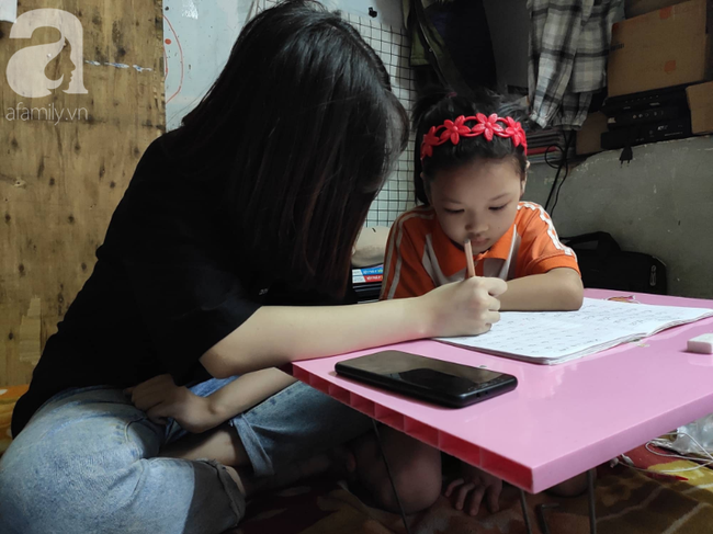 C&ocirc; b&eacute; ngồi vỉa h&egrave; phối đồ &ldquo;chất&rdquo; như d&acirc;n s&agrave;nh điệu từng g&acirc;y sốt MXH ng&agrave;y vẫn đến trường, tối theo ch&acirc;n mẹ b&aacute;n h&agrave;ng rong - Ảnh 4.