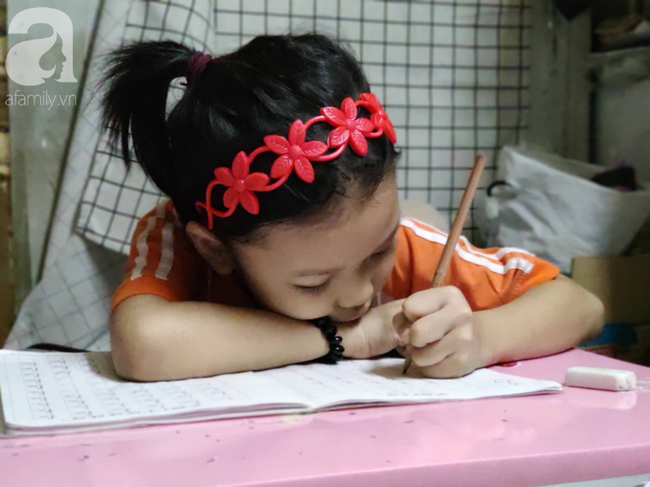 C&ocirc; b&eacute; ngồi vỉa h&egrave; phối đồ &ldquo;chất&rdquo; như d&acirc;n s&agrave;nh điệu từng g&acirc;y sốt MXH ng&agrave;y vẫn đến trường, tối theo ch&acirc;n mẹ b&aacute;n h&agrave;ng rong - Ảnh 5.