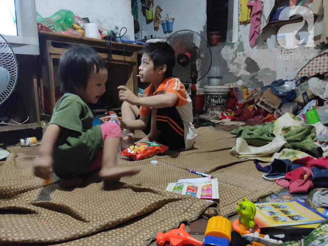 C&ocirc; b&eacute; ngồi vỉa h&egrave; phối đồ &ldquo;chất&rdquo; như d&acirc;n s&agrave;nh điệu từng g&acirc;y sốt MXH ng&agrave;y vẫn đến trường, tối theo ch&acirc;n mẹ b&aacute;n h&agrave;ng rong - Ảnh 7.