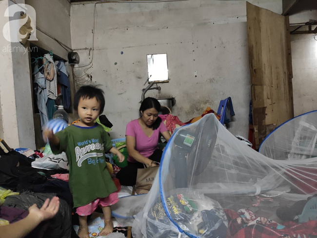 C&ocirc; b&eacute; ngồi vỉa h&egrave; phối đồ &ldquo;chất&rdquo; như d&acirc;n s&agrave;nh điệu từng g&acirc;y sốt MXH ng&agrave;y vẫn đến trường, tối theo ch&acirc;n mẹ b&aacute;n h&agrave;ng rong - Ảnh 8.