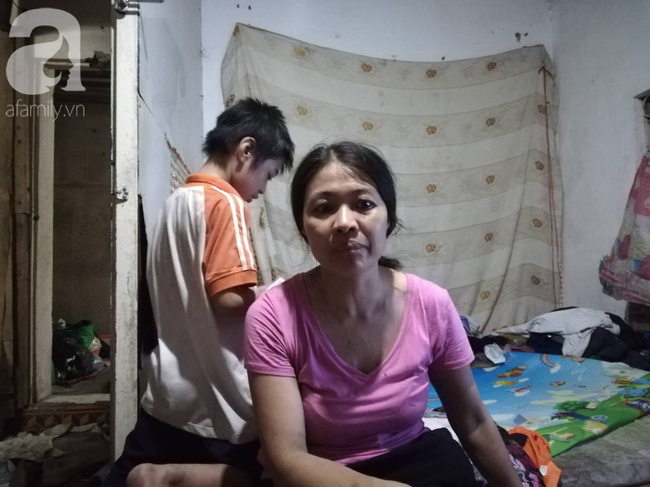 C&ocirc; b&eacute; ngồi vỉa h&egrave; phối đồ &ldquo;chất&rdquo; như d&acirc;n s&agrave;nh điệu từng g&acirc;y sốt MXH ng&agrave;y vẫn đến trường, tối theo ch&acirc;n mẹ b&aacute;n h&agrave;ng rong - Ảnh 9.