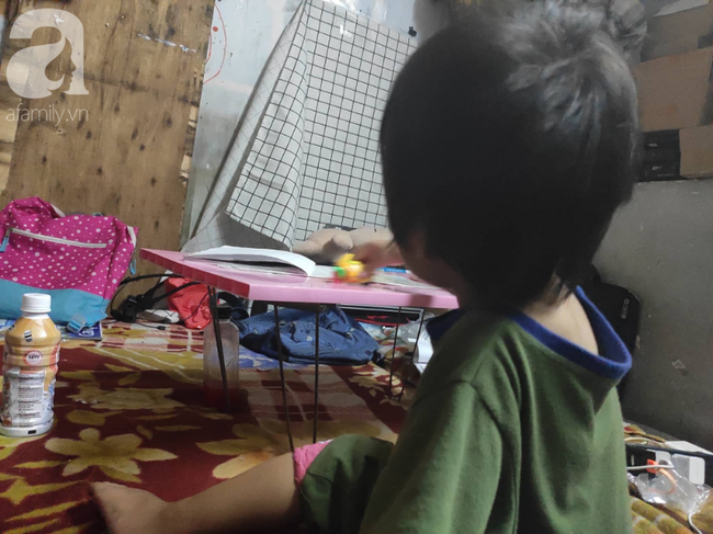 C&ocirc; b&eacute; ngồi vỉa h&egrave; phối đồ &ldquo;chất&rdquo; như d&acirc;n s&agrave;nh điệu từng g&acirc;y sốt MXH ng&agrave;y vẫn đến trường, tối theo ch&acirc;n mẹ b&aacute;n h&agrave;ng rong - Ảnh 11.