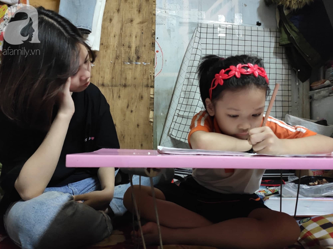 C&ocirc; b&eacute; ngồi vỉa h&egrave; phối đồ &ldquo;chất&rdquo; như d&acirc;n s&agrave;nh điệu từng g&acirc;y sốt MXH ng&agrave;y vẫn đến trường, tối theo ch&acirc;n mẹ b&aacute;n h&agrave;ng rong - Ảnh 12.