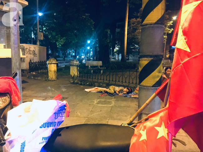 C&ocirc; b&eacute; ngồi vỉa h&egrave; phối đồ &ldquo;chất&rdquo; như d&acirc;n s&agrave;nh điệu từng g&acirc;y sốt MXH ng&agrave;y vẫn đến trường, tối theo ch&acirc;n mẹ b&aacute;n h&agrave;ng rong - Ảnh 3.