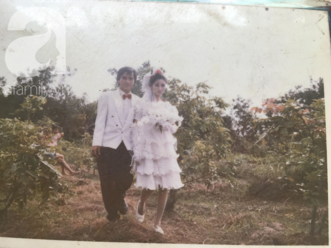 Đám cưới 25 năm trước của cô gái Đồng Tháp: Lấy anh hàng xóm vì được tặng trứng vịt mỗi ngày, thay đến 6 cái váy lộng lẫy - Ảnh 4.