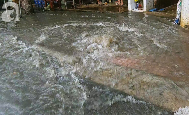 Bình Dương: Nước cống bất ngờ trào lên như thác đổ sau mưa khiến đường thành sông, người dân lội bì bõm về nhà - Ảnh 14.