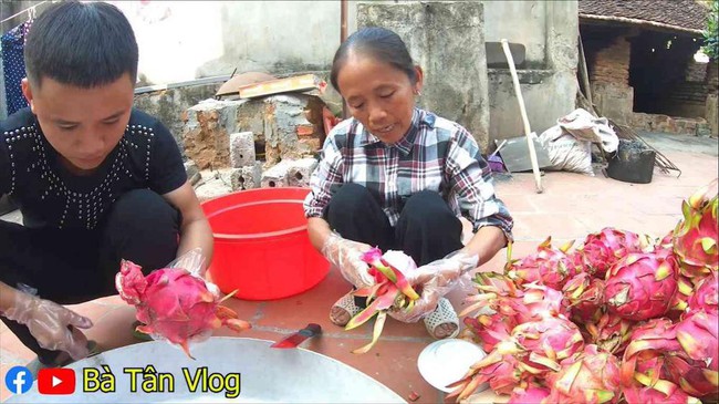 Hì hục làm que kem khổng lồ 60kg từ thanh long ruột đỏ, bà Tân Vlog lại bị &quot;bắt lỗi&quot; đủ thứ, còn bị dân mạng hỏi khó, chê &quot;không có tính giáo dục&quot; - Ảnh 2.