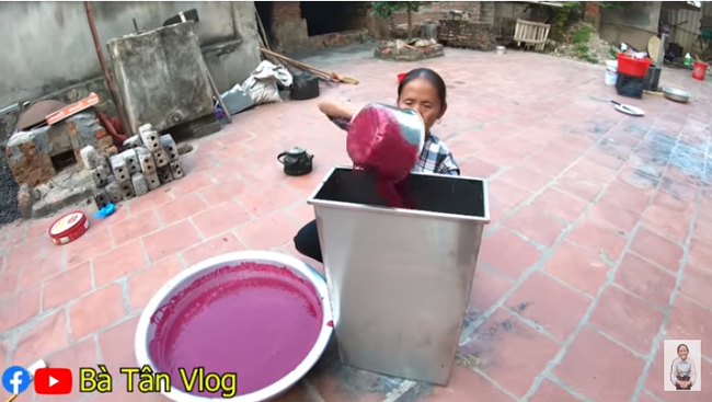 Hì hục làm que kem khổng lồ 60kg từ thanh long ruột đỏ, bà Tân Vlog lại bị &quot;bắt lỗi&quot; đủ thứ, còn bị dân mạng hỏi khó, chê &quot;không có tính giáo dục&quot; - Ảnh 4.