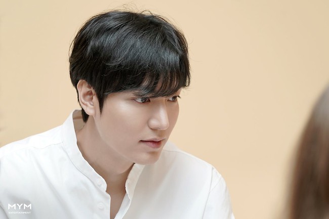 Lee Min Ho lại khiến &quot;tập đoàn&quot; fan girl châu Á mê điên đảo với loạt ảnh soái ca sơ mi trắng đẹp xuất thần - Ảnh 7.