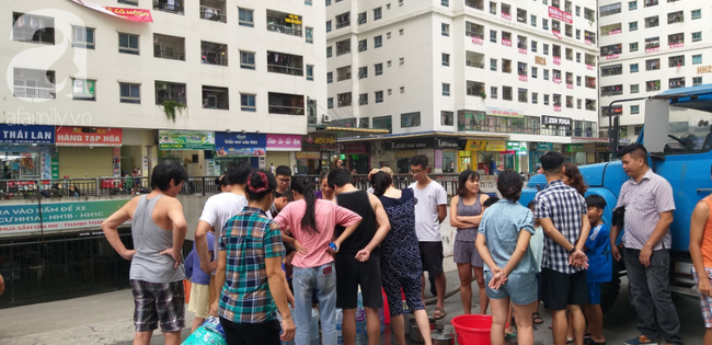 Hà Nội: Cư dân HH Linh Đàm dùng xe đẩy trẻ em tranh thủ đi lấy nước sạch - Ảnh 18.