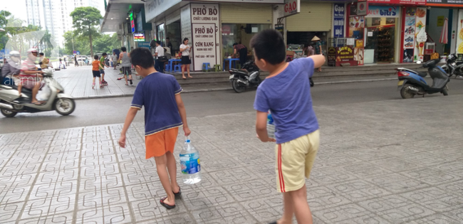 Hà Nội: Cư dân HH Linh Đàm dùng xe đẩy trẻ em tranh thủ đi lấy nước sạch - Ảnh 16.