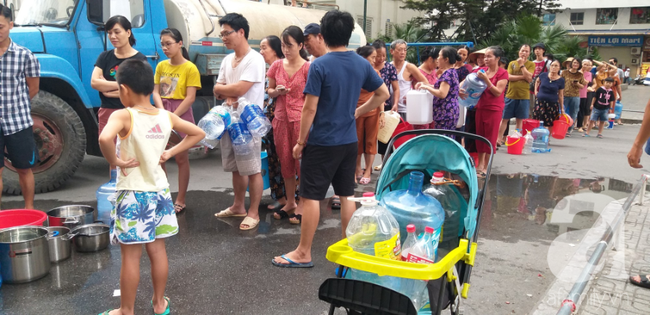 Hà Nội: Cư dân HH Linh Đàm dùng xe đẩy trẻ em tranh thủ đi lấy nước sạch - Ảnh 15.